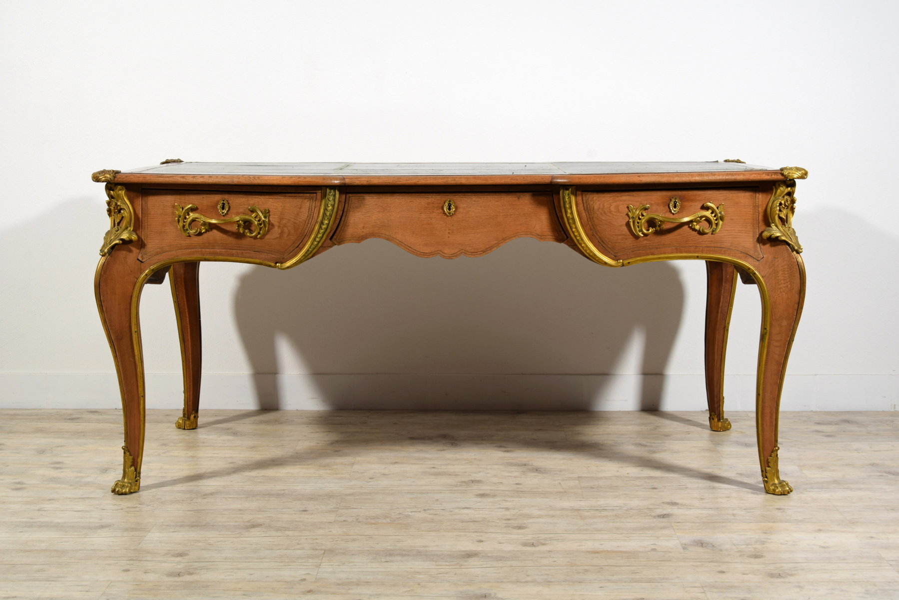Scrivania da centro in legno di rovere “en bois naturel” e bronzi dorati, Francia, Stile Luigi XV, prima metà del XIX secolo